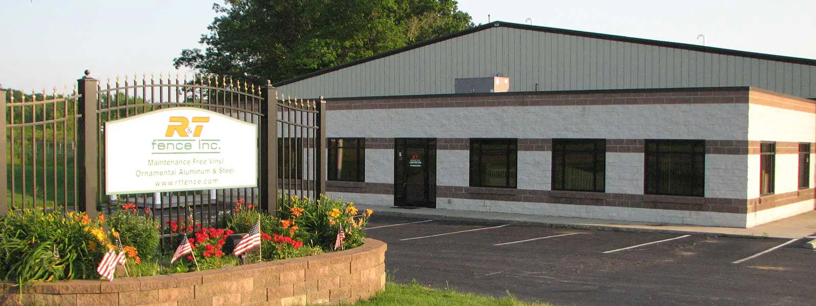 r&t fence company building