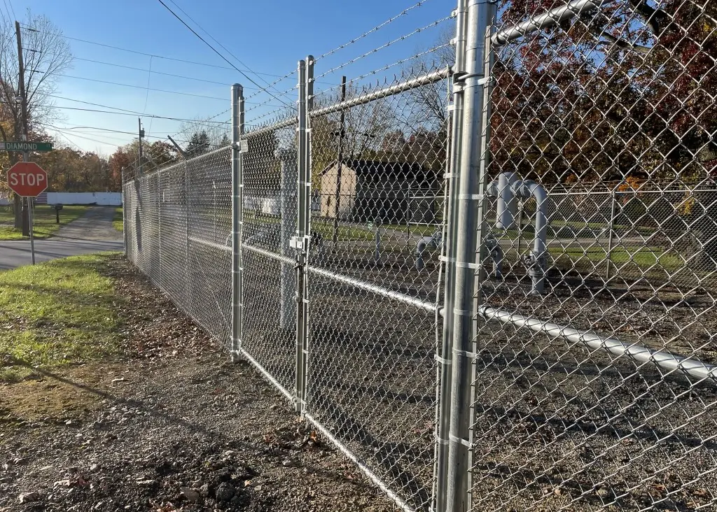 7' tall galvanized commercial grade chain link fence with barbed wire 7' tall commercial grade galvanized chain link fence with 3 strands of barbed wire