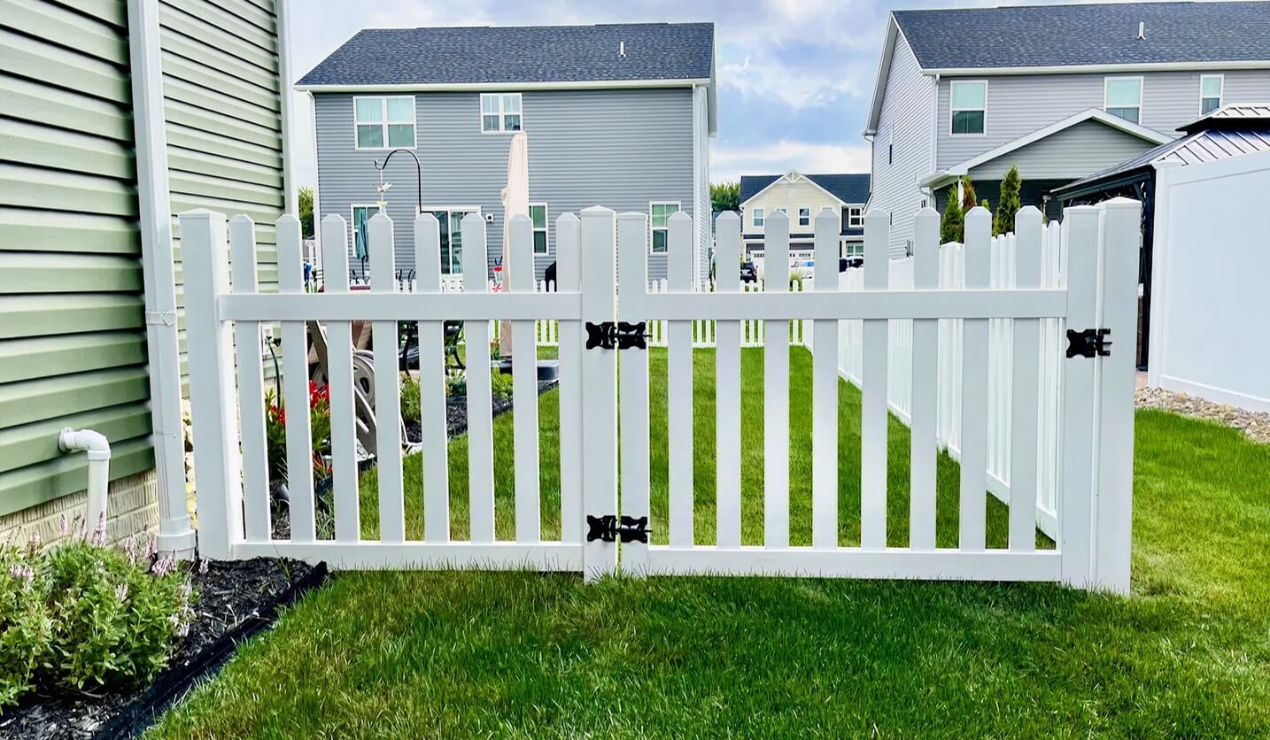 vinyl-fence-contractor vinyl fence installed by akron vinyl fence company for residential home with green grass